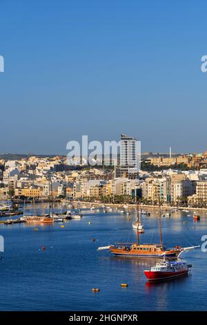Villes de Sliema et Gzira à Malte, voiliers dans le port de Marsamxett. Banque D'Images