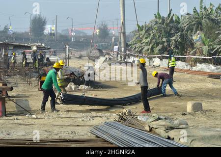 (220122) -- DHAKA, le 22 janvier 2022 (Xinhua) -- les travailleurs construisent une voie rapide qui contourne Dhaka, capitale du Bangladesh, le 4 janvier 2022.Les travaux sur une entreprise conjointe sino-bangladaise visant à construire une autoroute transformationnelle en contournant la capitale bangladaise Dhaka sont en cours.La méga-voie express reliera les ceintures industrielles autour de Dhaka avec le port maritime de Chattogram et la région nord-est de Sylhet, en contournant la capitale congestionnée.Environ 400 millions de dollars américains seront dépensés sur l'artère à quatre voies.POUR ALLER AVEC "Chine méga-tech conduit Bangladesh méga autoroute" (Xinhua) Banque D'Images