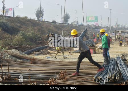 (220122) -- DHAKA, le 22 janvier 2022 (Xinhua) -- les travailleurs construisent une voie rapide qui contourne Dhaka, capitale du Bangladesh, le 4 janvier 2022.Les travaux sur une entreprise conjointe sino-bangladaise visant à construire une autoroute transformationnelle en contournant la capitale bangladaise Dhaka sont en cours.La méga-voie express reliera les ceintures industrielles autour de Dhaka avec le port maritime de Chattogram et la région nord-est de Sylhet, en contournant la capitale congestionnée.Environ 400 millions de dollars américains seront dépensés sur l'artère à quatre voies.POUR ALLER AVEC "Chine méga-tech conduit Bangladesh méga autoroute" (Xinhua) Banque D'Images