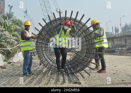 (220122) -- DHAKA, le 22 janvier 2022 (Xinhua) -- les travailleurs construisent une voie rapide qui contourne Dhaka, capitale du Bangladesh, le 4 janvier 2022.Les travaux sur une entreprise conjointe sino-bangladaise visant à construire une autoroute transformationnelle en contournant la capitale bangladaise Dhaka sont en cours.La méga-voie express reliera les ceintures industrielles autour de Dhaka avec le port maritime de Chattogram et la région nord-est de Sylhet, en contournant la capitale congestionnée.Environ 400 millions de dollars américains seront dépensés sur l'artère à quatre voies.POUR ALLER AVEC "Chine méga-tech conduit Bangladesh méga autoroute" (Xinhua) Banque D'Images