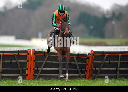 Victoire de l'Ouest criée par Thomas Bellamy dans l'obstacle de SBK Mares pendant SBK Clarence House Chase Raceday à l'hippodrome d'Ascot, Berkshire.Date de la photo: Samedi 22 janvier 2022. Banque D'Images