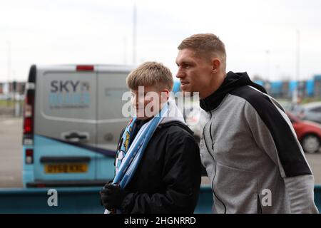 COVENTRY, ROYAUME-UNI.JANVIER 22ND.Martyn Waghorn de Coventry City pose pour une photo avec un fan avant le match de championnat Sky Bet entre Coventry City et Queens Park Rangers à l'arène Coventry Building Society, Coventry, le samedi 22nd janvier 2022.(Crédit : James HolyOak | MI News) crédit : MI News & Sport /Alay Live News Banque D'Images