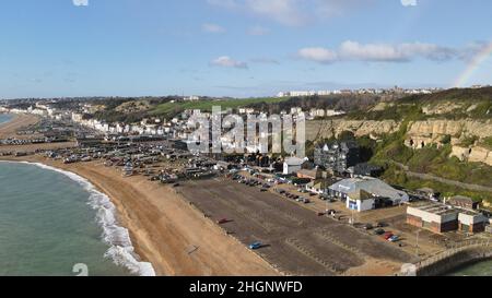 Arc-en-ciel sur la ville balnéaire de Hastings et la plage sur la côte de Kent de l'Angleterre vue aérienne de drone Banque D'Images