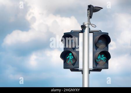 Vélo vert et feux de circulation pour piétons. Feu vert pour les vélos, donne la priorité aux cyclistes, les piétons franchissent les feux de circulation avec la ville Banque D'Images