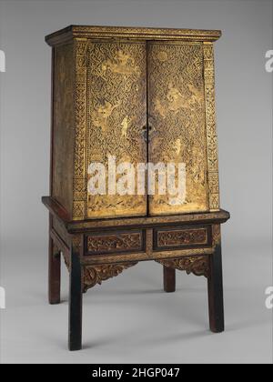 Armoire de stockage des manuscrits fin 18th–début 19th siècle Thaïlande (Bangkok) les armoires de ce type étaient traditionnellement douées aux monastères où elles servaient à abriter et à préserver les écritures sacrées écrites sur des manuscrits à feuilles de palmier,Et les textes bouddhistes associés souvent sur papier de khoi, tels que ceux racontant les aventures du vénérable moine Pra Malai.Ces armoires ont été richement décorées d'or sur fond laqué dans une technique connue sous le nom de Lai Rod Nam.Les représentations d'ornements célestes étaient un sujet privilégié, tout comme les scènes combattantes du Ramakien, la version thaïlandaise de l'épopée indienne, le R Banque D'Images