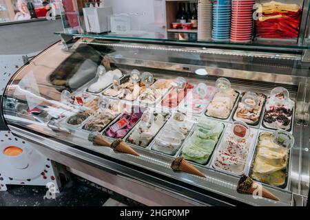 Diverses saveurs de gelato icecream lors de l'exposition à l'écran boutique dessert Banque D'Images