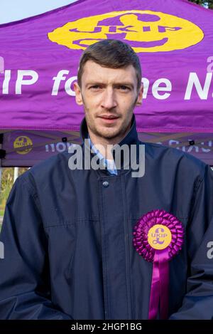 Steve Laws, candidat de l'UKIP pour l'élection partielle de Southend West après le meurtre de Sir David Amess, tenant un événement de campagne à Priory Park, Southend Banque D'Images