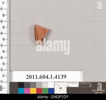 Fragment de terre cuite d'un kylix (gobelet) deuxième quart du siècle 5th C.-B. grec, Attic Exterior, drapery?.Fragment de terre cuite d'un kylix (gobelet) 695710 Banque D'Images