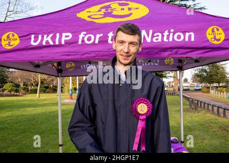 Steve Laws, candidat de l'UKIP pour l'élection partielle de Southend West après le meurtre de Sir David Amess, tenant un événement de campagne à Priory Park, Southend Banque D'Images