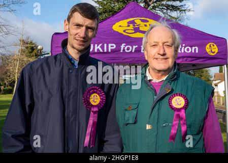 Steve Laws, candidat du UKIP à l'élection partielle de Southend West à la suite du meurtre de Sir David Amess, avec le chef du parti Neil Hamilton faisant campagne Banque D'Images