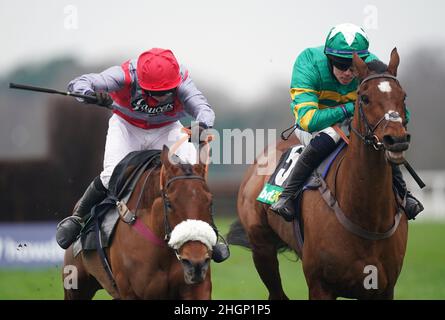 Phoenix Way (à droite) monté par Kevin Brogan avant de gagner bet365 handicap Chase pendant SBK Clarence House Chase Raceday à l'hippodrome d'Ascot, Berkshire.Date de la photo: Samedi 22 janvier 2022. Banque D'Images