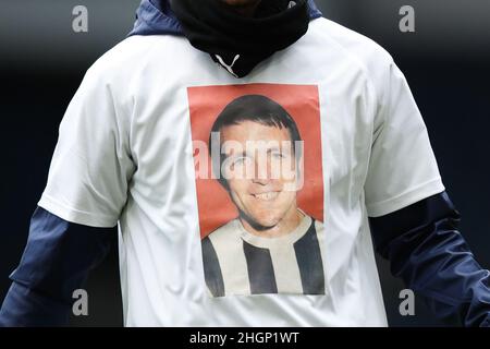 Une photo de Jeff Astle est visible sur un t-shirt pour commémorer le 20th anniversaire de sa mort lors du match du championnat Sky Bet aux Hawthorns, West Bromwich.Date de la photo: Samedi 22 janvier 2022. Banque D'Images