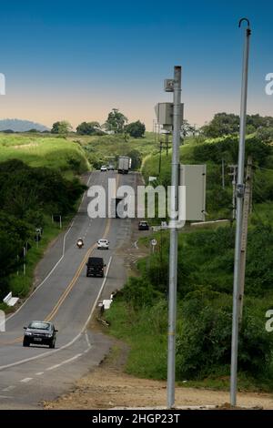 Itabuna, bahia, brésil - 13 janvier 2012 : véhicule circulant sur l'autoroute fédérale BR 101 à côté d'un radar de surveillance de la vitesse dans la ville. Banque D'Images