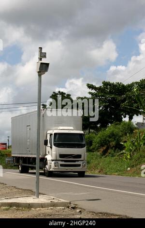 Itabuna, bahia, brésil - 13 janvier 2012 : véhicule circulant sur l'autoroute fédérale BR 101 à côté d'un radar de surveillance de la vitesse dans la ville. Banque D'Images