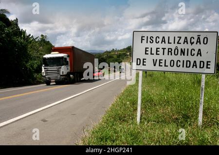 Itabuna, bahia, brésil - 13 janvier 2012 : le panneau de signalisation indique l'inspection électronique de la vitesse sur l'autoroute fédérale BR 101 dans la ville. Banque D'Images