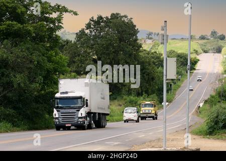 Itabuna, bahia, brésil - 13 janvier 2012 : véhicule circulant sur l'autoroute fédérale BR 101 à côté d'un radar de surveillance de la vitesse dans la ville. Banque D'Images