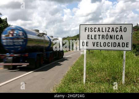 Itabuna, bahia, brésil - 13 janvier 2012 : le panneau de signalisation indique l'inspection électronique de la vitesse sur l'autoroute fédérale BR 101 dans la ville. Banque D'Images