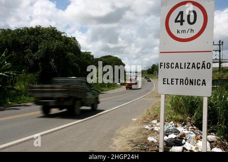 Itabuna, bahia, brésil - 13 janvier 2012 : les panneaux de signalisation indiquent une limite de vitesse de 40 kilomètres par heure sur l'autoroute fédérale BR 101 dans la ville. Banque D'Images