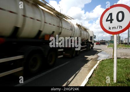 Itabuna, bahia, brésil - 13 janvier 2012 : les panneaux de signalisation indiquent une limite de vitesse de 40 kilomètres par heure sur l'autoroute fédérale BR 101 dans la ville. Banque D'Images