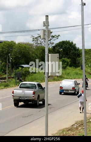 Itabuna, bahia, brésil - 13 janvier 2012 : véhicule circulant sur l'autoroute fédérale BR 101 à côté d'un radar de surveillance de la vitesse dans la ville. Banque D'Images