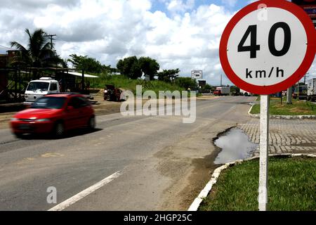 Itabuna, bahia, brésil - 13 janvier 2012 : les panneaux de signalisation indiquent une limite de vitesse de 40 kilomètres par heure sur l'autoroute fédérale BR 101 dans la ville. Banque D'Images