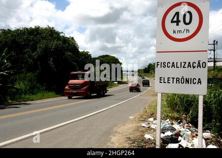 Itabuna, bahia, brésil - 13 janvier 2012 : les panneaux de signalisation indiquent une limite de vitesse de 40 kilomètres par heure sur l'autoroute fédérale BR 101 dans la ville. Banque D'Images