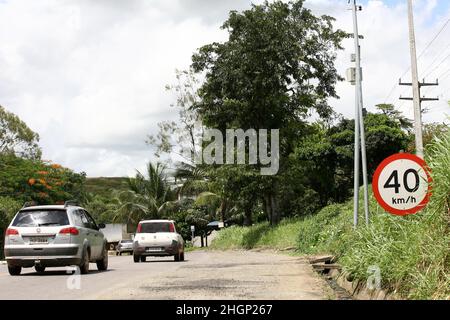 Itabuna, bahia, brésil - 13 janvier 2012 : les panneaux de signalisation indiquent une limite de vitesse de 40 kilomètres par heure sur l'autoroute fédérale BR 101 dans la ville. Banque D'Images