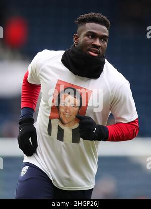 Une photo de Jeff Astle est visible sur le t-shirt Daryl Dyke de West Bromwich Albion pour commémorer le 20th anniversaire de sa mort lors du match du championnat Sky Bet aux Hawthorns, West Bromwich.Date de la photo: Samedi 22 janvier 2022. Banque D'Images