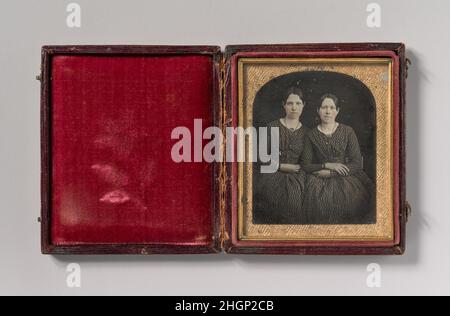 [Deux jeunes femmes assises vêtues de façon identique] 1840s Inconnu.[Deux jeunes femmes assises vêtues de façon identique] 291759 Banque D'Images