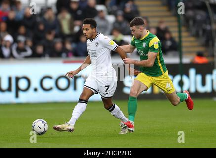 Korey Smith de Swansea City (à gauche) et Ben Whiteman de Preston North End se battent pour le ballon lors du match de championnat Sky Bet au stade Swansea.com, Swansea.Date de la photo: Samedi 22 janvier 2022. Banque D'Images