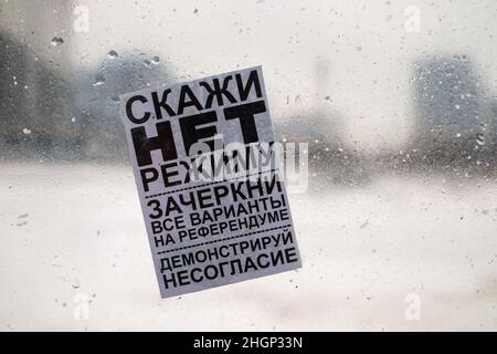 Manifestations en République du Bélarus contre des modifications de la Constitution lors du référendum.Un autocollant à un arrêt de transport public à Minsk avec le texte Banque D'Images