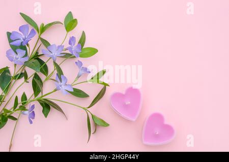 Fond rose de Saint-Valentin avec bougies et fleurs en forme de coeur avec espace de copie, thème de soin spa pour les salons de beauté Banque D'Images