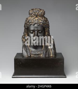 Buste d'un Bodhisattva, peut-être Maitreya 2nd–3rd siècle Pakistan, province de Khyber-Pakhtunkhwa ce joli buste d'un Bodhisattva, datant du 2nd siècle après J.-C., a été produit dans le cadre de la décoration architecturale d'un grand monastère dans l'ancien Gandhara (actuel district de Peshawar dans le nord-ouest du Pakistan).Le dos de la pièce est inachevé, à l'origine il aurait été attaché à une niche ou un mur, une caractéristique cohérente avec la grande majorité des sculptures de la figurine Gandharan, dont très peu sont entièrement dans le rond.la tête superbement rendue de ce bodhisattva est ornée d'une bouche mince Banque D'Images