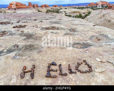 Formations rocheuses de Canyonlands Utah avec HELLO en petites pierres Banque D'Images