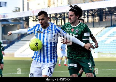 Ferrara, Italie.22nd janvier 2022.Mattia Finotto (SPAL) et Maxime Leverbe (Pisa) se battent pour le ballon pendant SPAL vs AC Pisa, match italien de football série B à Ferrara, Italie, janvier 22 2022 crédit: Agence de photo indépendante/Alamy Live News Banque D'Images