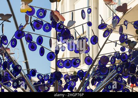 Décorations de rue sous la forme d'un arbre décoré avec un grand nombre de pierres azar bleues de l'oeil mauvais contre le ciel bleu Banque D'Images