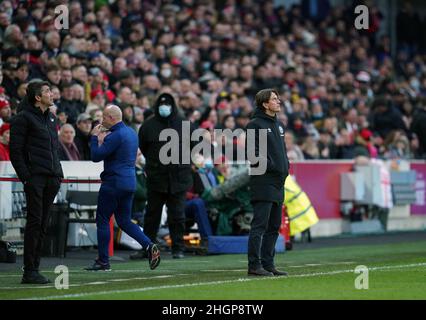 Bruno Lage, directeur de Wolverhampton Wanderers (à gauche), et Thomas Frank, directeur de Brentford (à droite), regardent un drone volant au-dessus du stade lors du match de la Premier League au Brentford Community Stadium, à Londres.Date de la photo: Samedi 22 janvier 2022. Banque D'Images