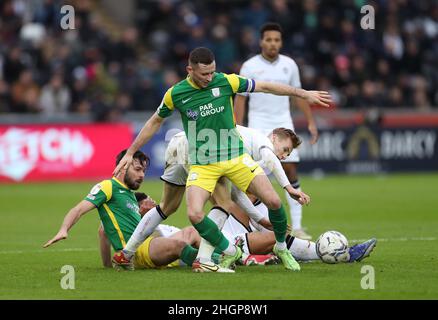 Alan Browne de Preston North End et Flynn Downes de Swansea City (au centre à droite) se battent pour le ballon lors du match de championnat Sky Bet au stade Swansea.com, Swansea.Date de la photo: Samedi 22 janvier 2022. Banque D'Images