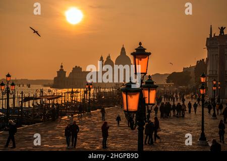 Coucher de soleil avec les standards de la lampe sur la Rive Shiavoni, le Grand Canal, Venise, Italie Banque D'Images
