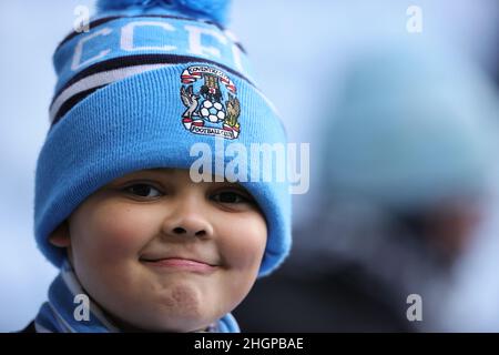 COVENTRY, ROYAUME-UNI.JANVIER 22ND.Un jeune fan de Coventry sourit pour la caméra lors du match de championnat Sky Bet entre Coventry City et Queens Park Rangers à la Coventry Building Society Arena, Coventry, le samedi 22nd janvier 2022.(Crédit : James HolyOak | MI News) crédit : MI News & Sport /Alay Live News Banque D'Images