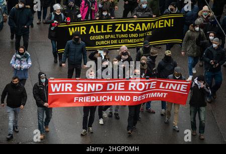 Stuttgart, Allemagne.22nd janvier 2022.''nous tous ensemble!Contre la division et l'agitation par les principaux médias ! »Et "nous sommes la ligne rouge - pacifique et déterminé" est écrit sur les bannières des participants d'une manifestation dirigée contre les règles de l'état Corona.Credit: Christoph Schmidt/dpa/Alay Live News Banque D'Images