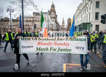 Les membres de la West of Scotland Band Alliance tiennent un dimanche sanglant pour la Justice à travers le centre-ville de Glasgow.La marche est prise pour marquer le 50th anniversaire du dimanche sanglant, où les soldats britanniques ont tiré sur 28 civils non armés lors d'une marche de protestation contre l'internement à Londonderry en 1972.Date de la photo: Samedi 22 janvier 2022. Banque D'Images