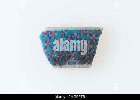 Fragment d'incrustation, patten de diamants formé de petits carrés 100 BC–100 AD période Ptoléméenne–période romaine Une technique de verre mosaïque a permis la création de multiples d'une image: Une composition figurale ou de dessin a été faite en regroupant des cannes en verre coloré, qui ont ensuite été tirées dans une longue barre.La barre a ensuite été sectionnée à angle droit, probablement en frappant la barre avec les outils appropriés, pour produire de petits carreaux incrusts.Le carreau serait alors lissé et poli sur la face destinée à apparaître vers l'extérieur.Fragment inlay, patten de diamants formé de plus petits carrés.100 BC–100 AD.Verre.Ptolem Banque D'Images