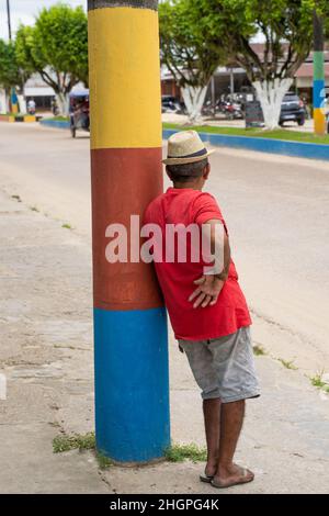 L'homme et le mât décoré à Tabatinga, Amazone, Brésil, en frontière avec Leticia Colombie Banque D'Images