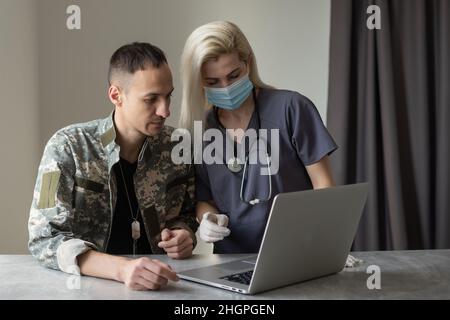 infirmière consultant militaire.Souffrance du soldat. Banque D'Images