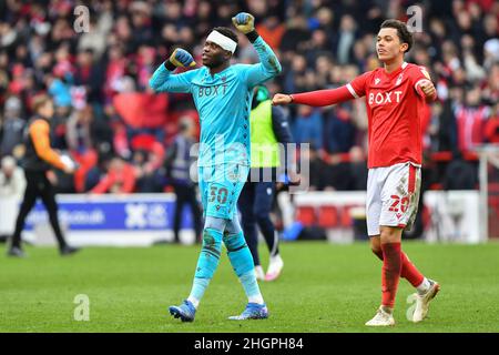 NOTTINGHAM, ROYAUME-UNI.22nd JANV. Le gardien de but de la forêt de Nottingham Brice Samba et Brennan Johnson de la forêt de Nottingham célèbrent la victoire lors du match de championnat Sky Bet entre la forêt de Nottingham et le comté de Derby au City Ground, Nottingham, le samedi 22nd janvier 2022.(Credit: Jon Hobley | MI News) Credit: MI News & Sport /Alay Live News Banque D'Images