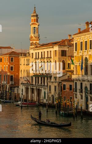Une vue portrait de l'architecture vénitienne typique sur le Grand Canal, Venise, Italie. Banque D'Images