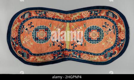 Tapis de selle fin 19th siècle mongol interne, probablement Baotou c'est un bon exemple d'un mongol interne sous tapis de selle d'un type qui a été largement utilisé au Tibet.Il est remarquable pour son design attrayant, ses couleurs vives et son bon état.Il semble être venu de la région de Baotou-Suiyuan, un centre renommé de fabrication de tapis en Mongolie intérieure.c'est un oblong sous le tapis de selle qui se rétrécit vers le milieu et a des extrémités arrondies.Il est constitué de deux moitiés symétriques cousues ensemble au centre.Il y a quatre trous rectangulaires bordés pour les sangles à double circonférence, deux de chaque côté du centre. Banque D'Images