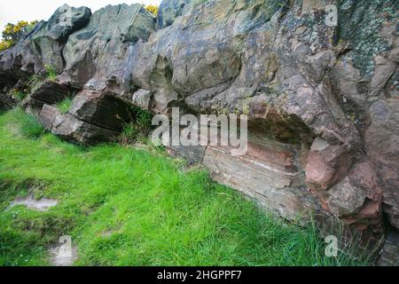 Hutton's Section on Salisbury Crags est un site d'intérêt scientifique spécial situé sur les flancs du volcan Arthur's Seat Banque D'Images