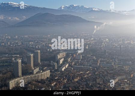 Centre ville de Grenoble depuis la colline et la forteresse de la Bastille Banque D'Images